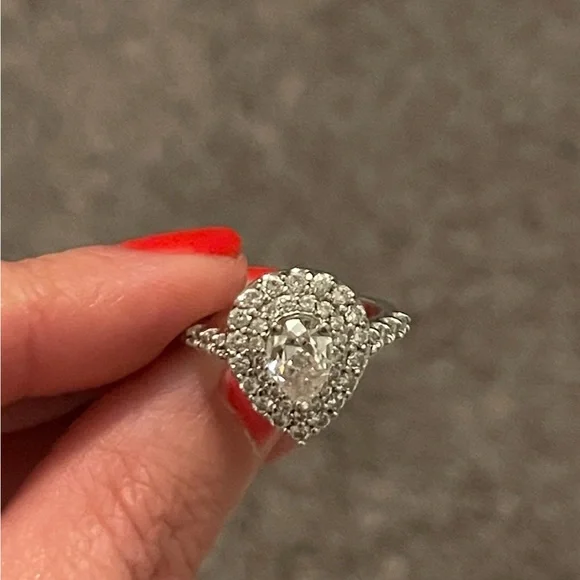 14kt White gold GIA certified Pear-Shaped Diamond Engagement Ring - Picture 2 of 6